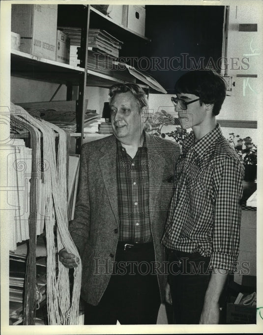 1983 Press Photo Port Washington teacher Frank Braun & student Tom Lanser-Historic Images