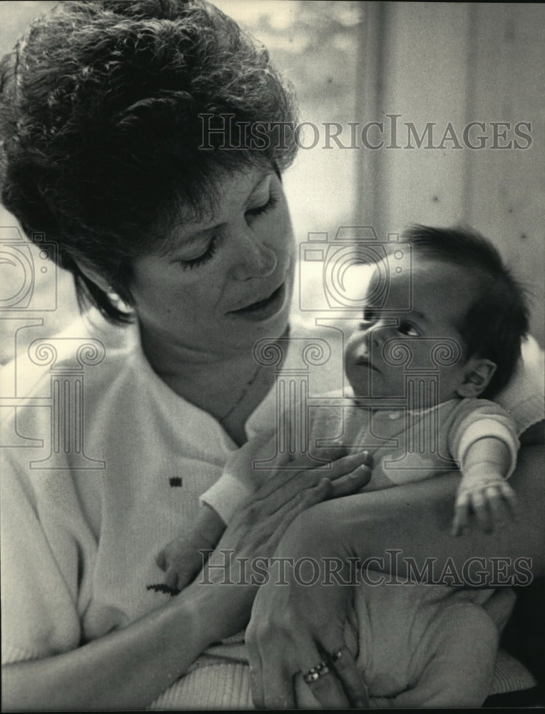 1986 Press Photo Janice Rutland and her baby, Justin Robert, had a close call - Historic Images