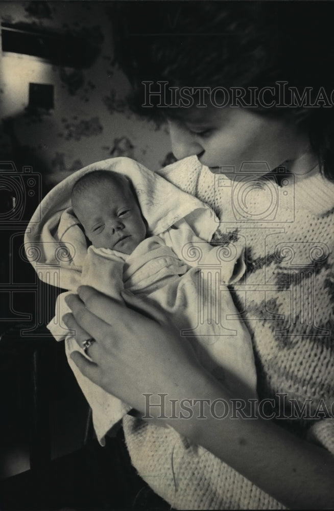 1988 Press Photo Patricia Eickstedt held her daughter, Stephanie - mja10295 - Historic Images