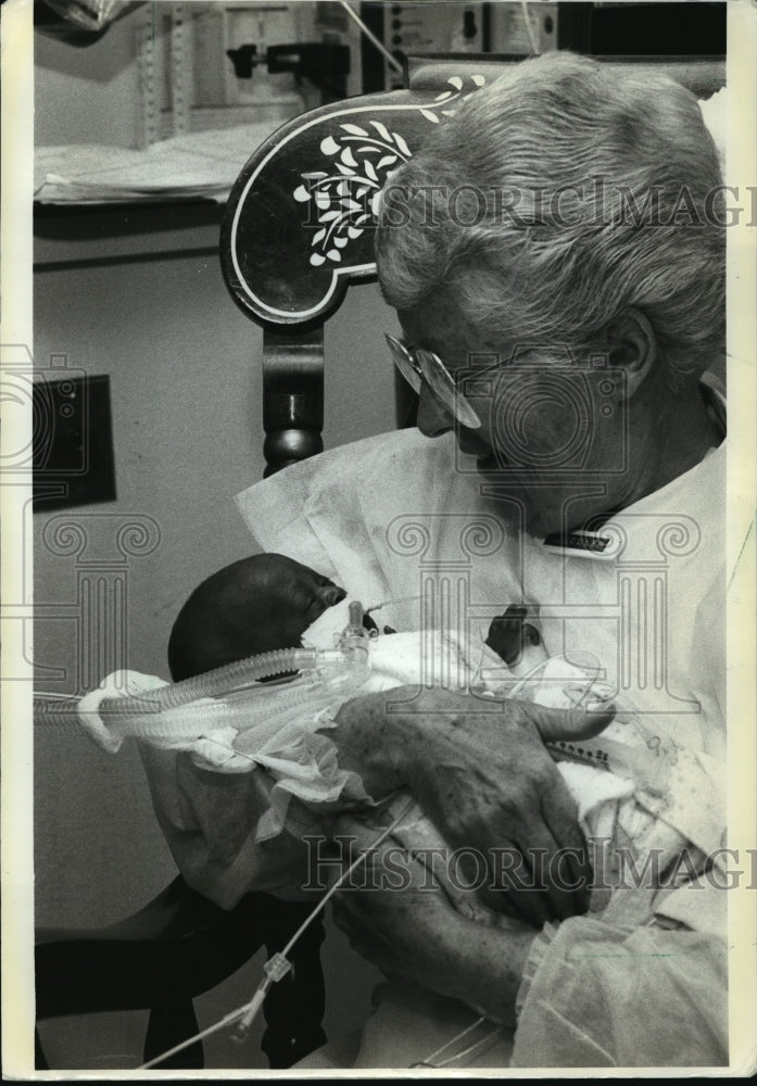 1986 Press Photo Ruth Florman cuddled a baby at a New Mexico hospital-Historic Images