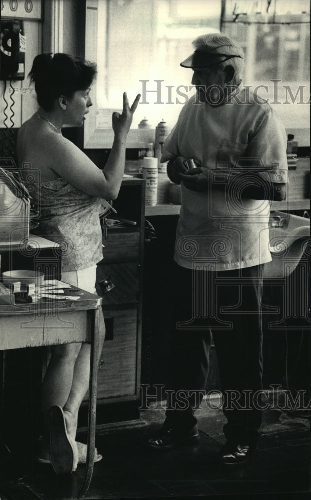 1986 Press Photo Bonnie Colon Clark is a tenant in Kapal&#39;s building - mja10345-Historic Images