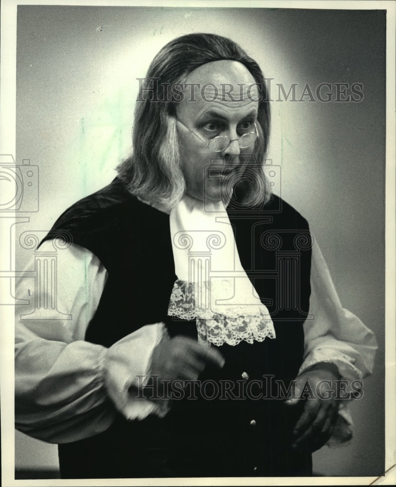 1987 Press Photo Robert Bray entertained senior citizens as Ben Franklin - Historic Images