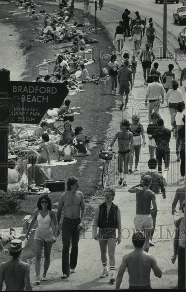 1985 Press Photo Sun worshipers flock to Bradford Beach - mja10477 - Historic Images
