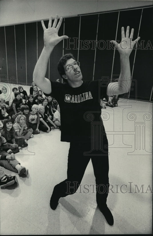 1983 Press Photo James Behmke was one of performers at an Arts Festivals - Historic Images