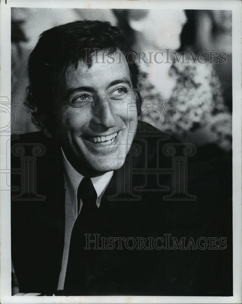 1977 Press Photo Tony Bennett at Performing Arts Center for student aid benefit-Historic Images