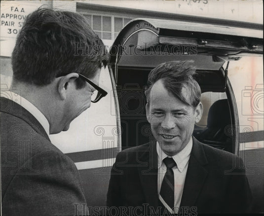 1968 Press Photo Jerris Leonard & Sen. Howard Baker Jr. at Gen. Mitcell field-Historic Images