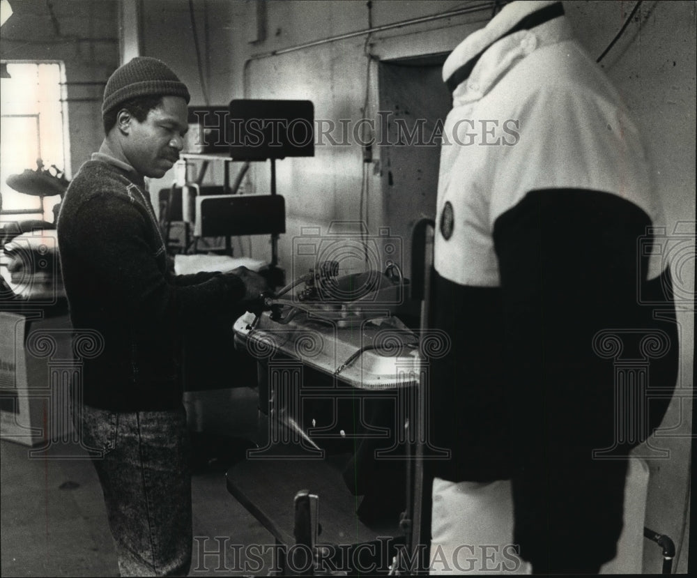 1990 Press Photo Dennis Munson Working at Vogue Cleaners in Milwaukee - Historic Images