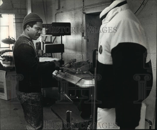 1990 Press Photo Dennis Munson Working at Vogue Cleaners in Milwaukee - Historic Images