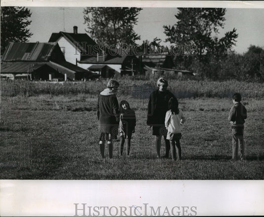 1967 Press Photo Miss Bradley and Miss Piotruszewics talked with some youngsters-Historic Images