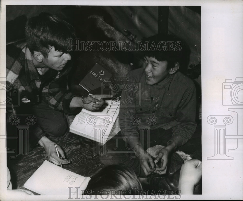 1970 Press Photo VISTA volunteer Dennis Schmitt teaching first aid to kids - Historic Images