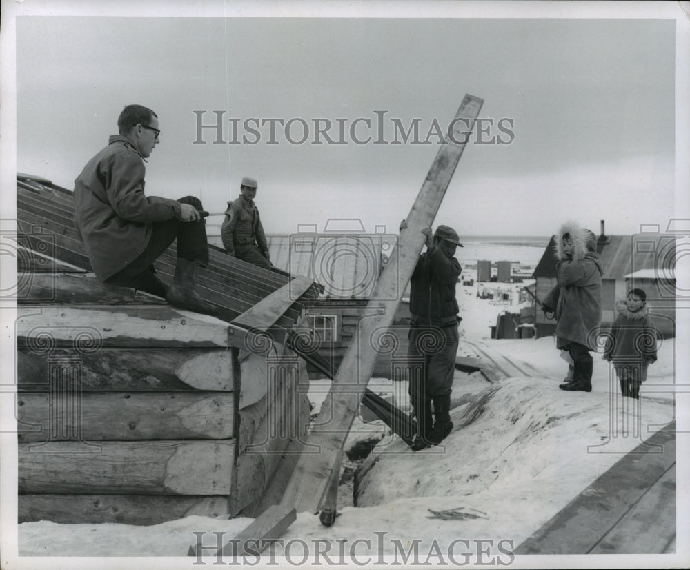 1970 Press Photo Gary Barclay and others building a community recreation center - Historic Images