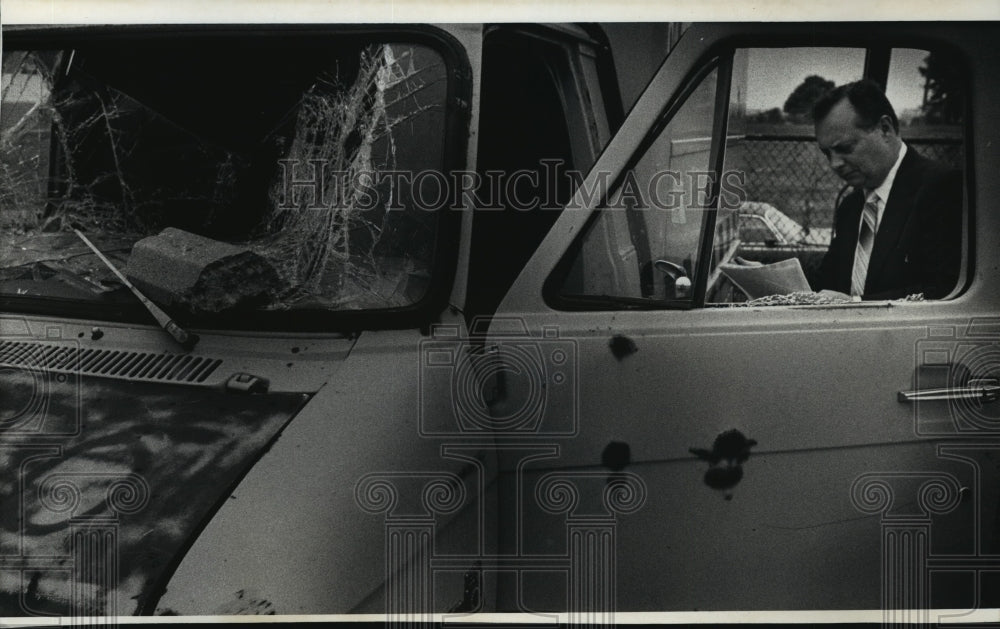 1991 Press Photo Lt. William Vogl checks vehicle identification number on truck-Historic Images