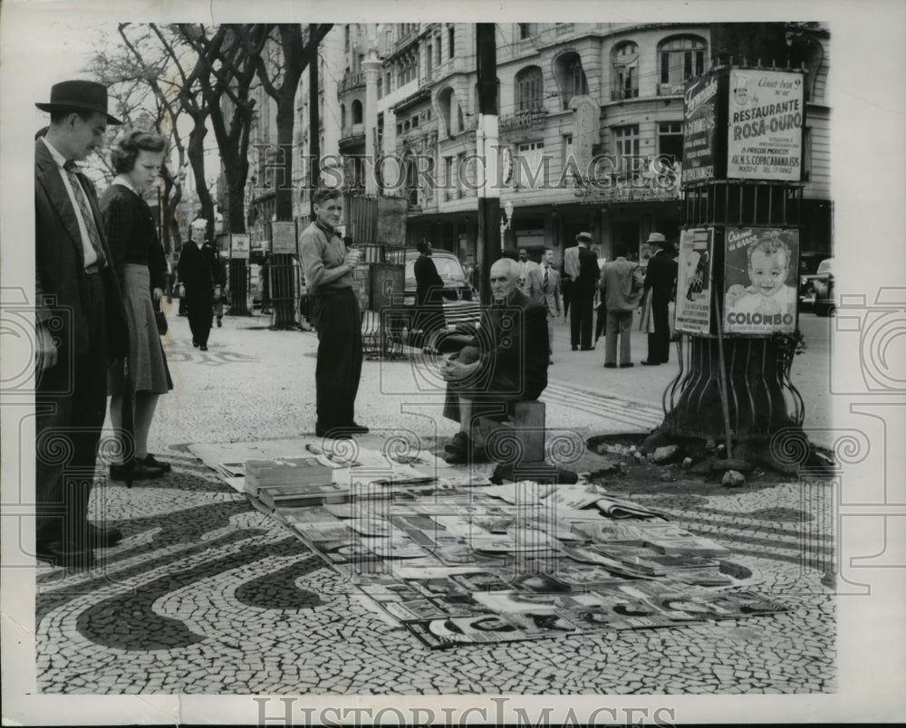 1947 Press Photo Vendor on the sidewalk of the Avenida, Rio de Janeiro-Historic Images