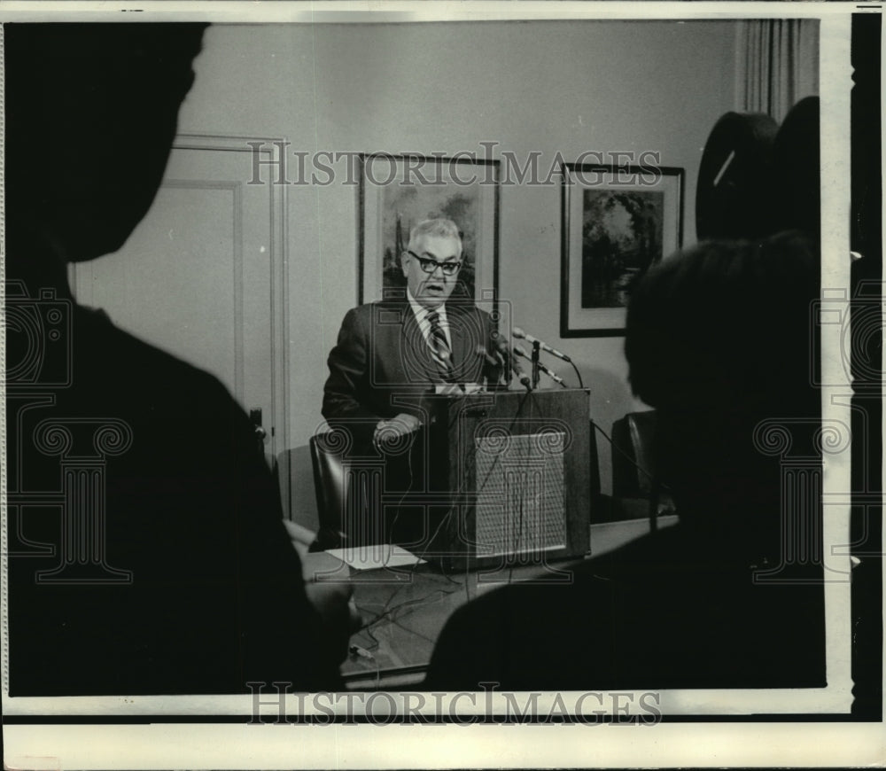 1971 Press Photo Police Chief Harold A. Breier reading a statement to newsmen - Historic Images