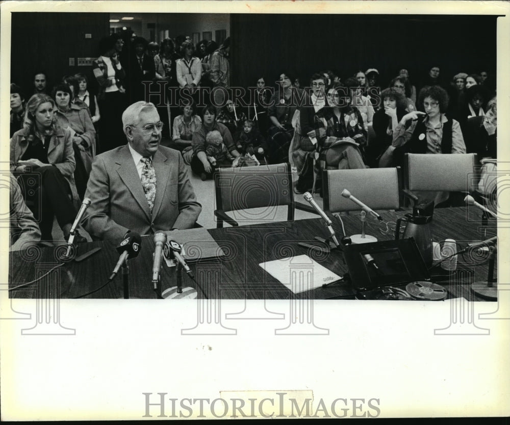 1979 Press Photo Harold Breier testifying before the Finance Committee - Historic Images