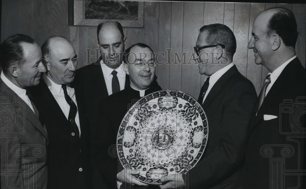 1961 Press Photo Golf trophy by Msgr. Carroll Abby presented to William Calvano - Historic Images