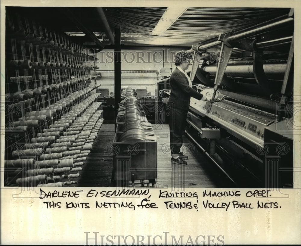 1985 Press Photo Carron Net Co. employee Darlene Eisenmann uses knit machinery-Historic Images