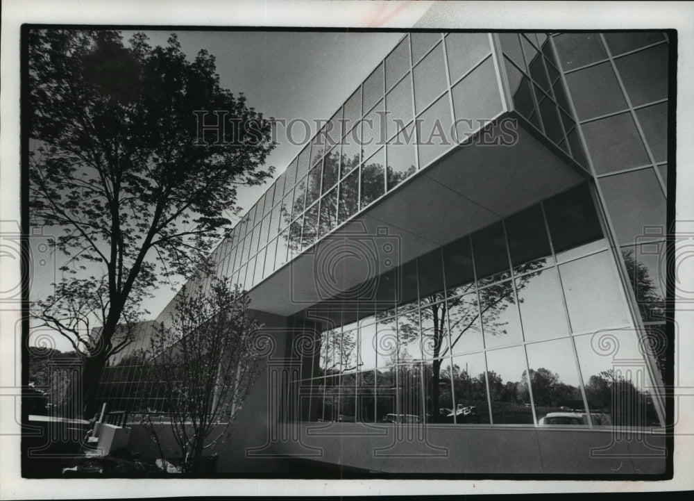 1975 Press Photo Reflective glass walls of this Bishop&#39;s Woods building - Historic Images