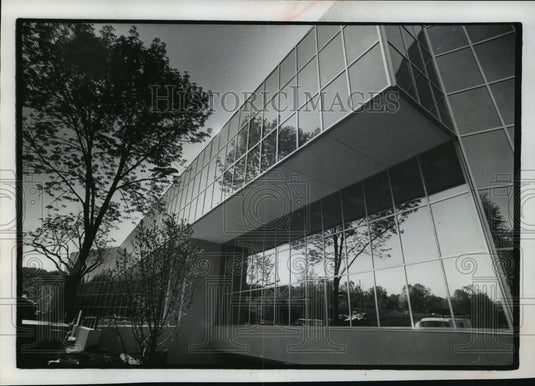 1975 Press Photo Reflective glass walls of this Bishop's Woods building - Historic Images