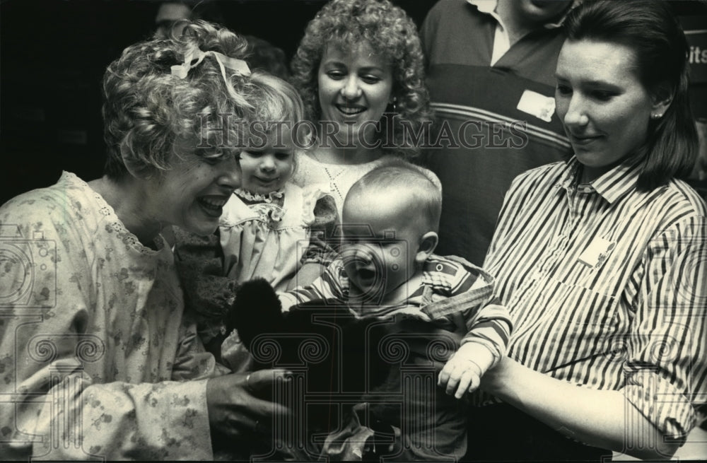 1988 Press Photo IVF Baby club second reunion at Sinai-Samaritan Medical Center-Historic Images