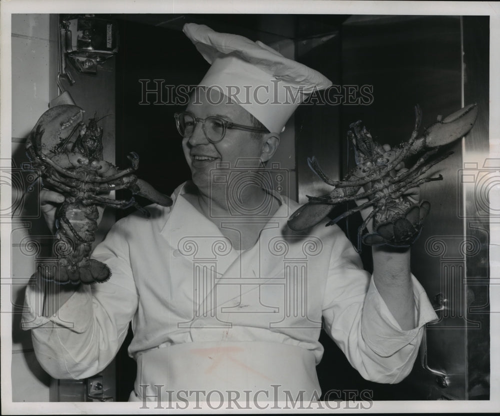 1955 Press Photo Walter Barber holding two giant lobsters from Boston - Historic Images