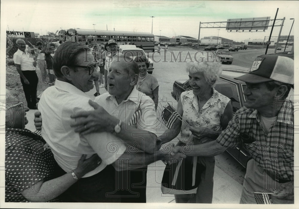 1985 Press Photo Family &amp; friends greeted former hostage Jerome Barczak - Historic Images