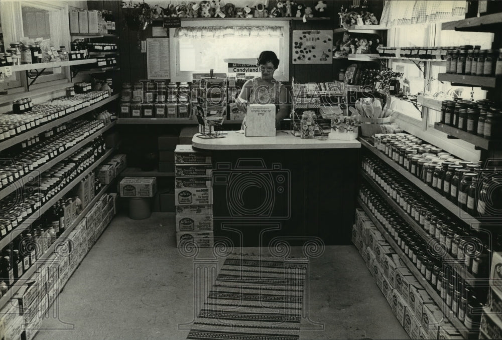 1980 Press Photo Bea Landin packs gift boxes adjacent to canning kitchen - Historic Images