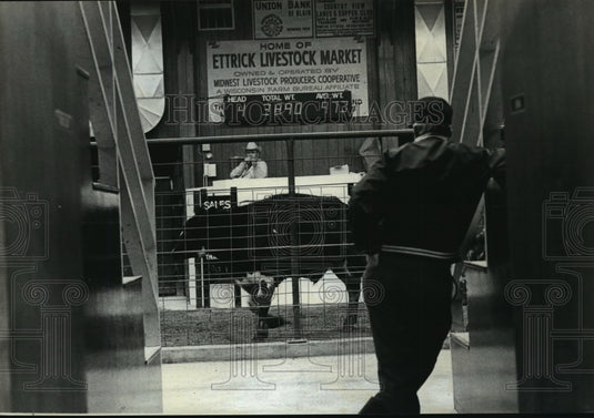 1985 Press Photo A farmer leaned on the bleachers as bidding got underway-Historic Images
