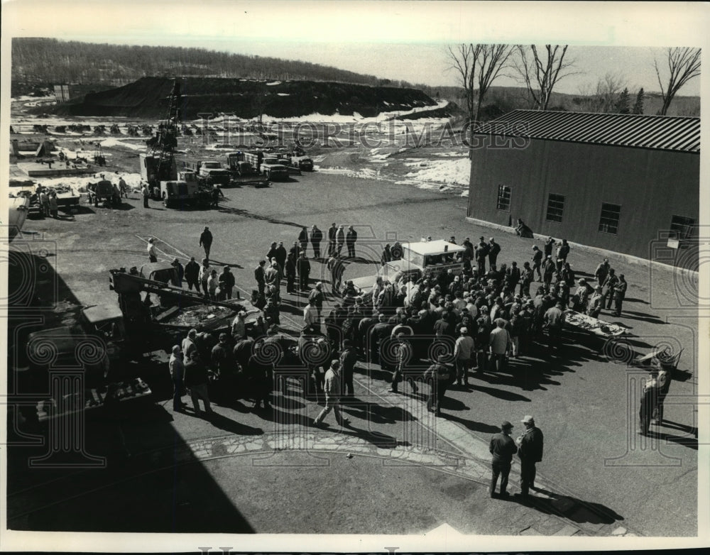 1985 Press Photo Some of the 325 bidders gathered around tables to make bids - Historic Images