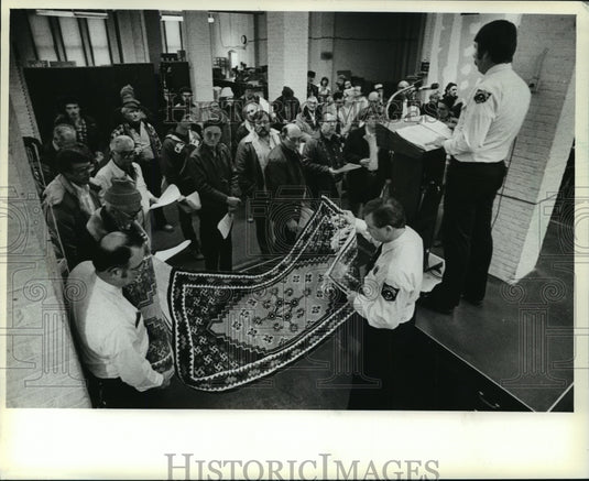 1983 Press Photo Darrell Toth acted as auctioneer at the annual US Customs - Historic Images