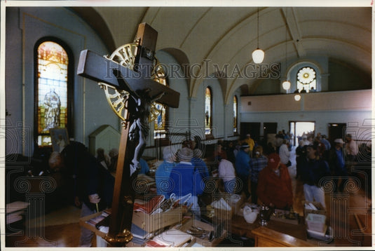 1993 Press Photo Prospective buyers gather early at St. Odile - mja10954 - Historic Images