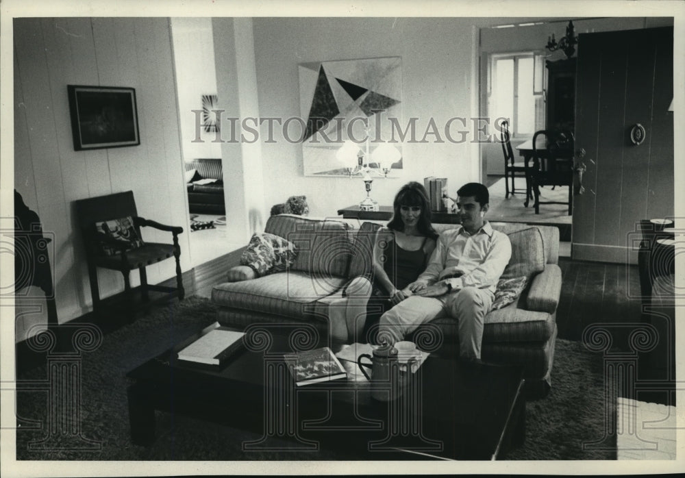 1967 Press Photo The Benjamins have room to relax in their rented home - Historic Images