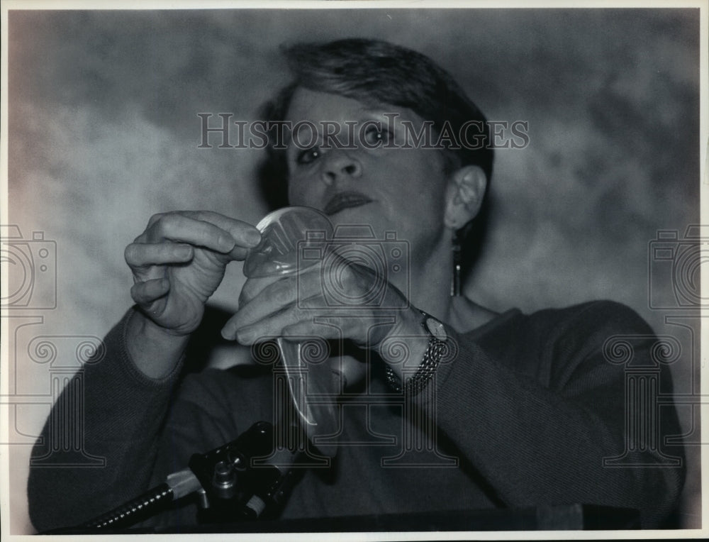 1992 Press Photo Mary Ann Leeper holds up a female condom during a hearing-Historic Images
