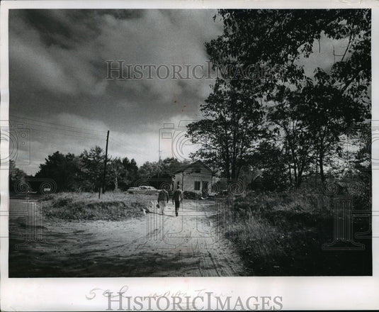1967 Press Photo Vista worker Henry Sioch and Miss Deanna De Brot of New Post-Historic Images