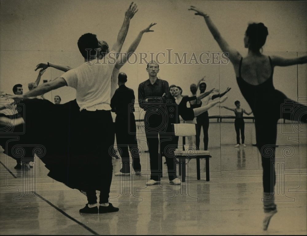 1986 Press Photo Choreographer Peter Anastos leads Milwaukee Ballet dancers-Historic Images