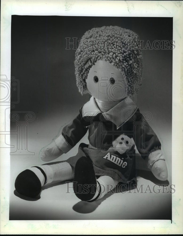 1982 Press Photo The Annie Rag Doll is $24.97 at Toy-R-Us - mja11110 - Historic Images