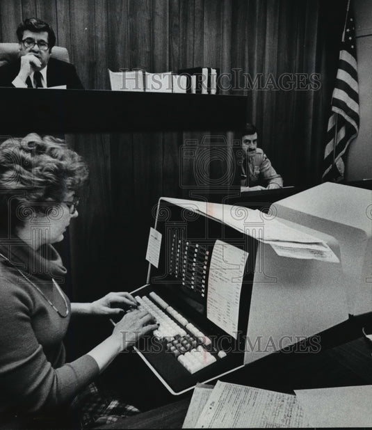 1978 Press Photo Clerk Dianne Poisson ran the computer in the courtroom - Historic Images