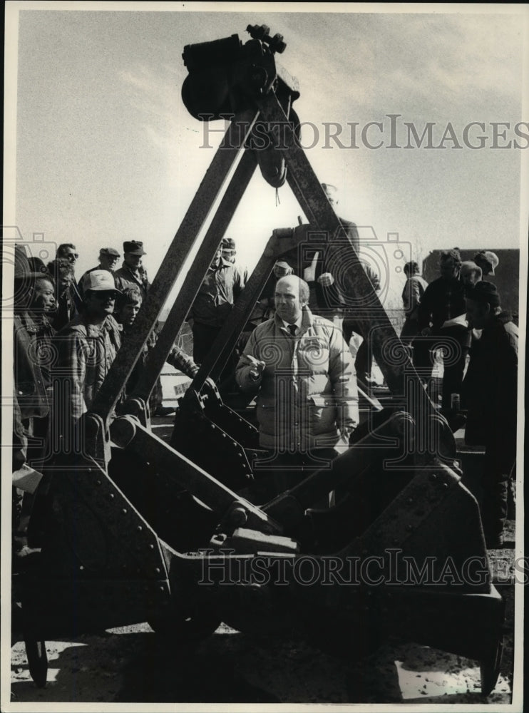 1985 Press Photo Auctioneer Pat McNamara presented the next item, "clam digger"-Historic Images