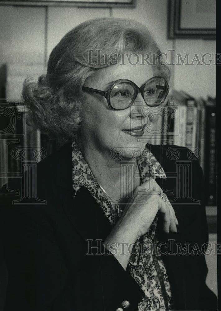 1983 Press Photo Bette Birkhauser, treasurer of Auto Glass Specialists Inc. - Historic Images