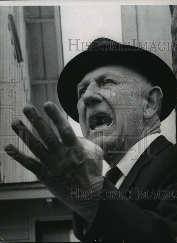 1962 Press Photo The singsong chant of auctioneer Arthur Quade of West Bend- Historic Images