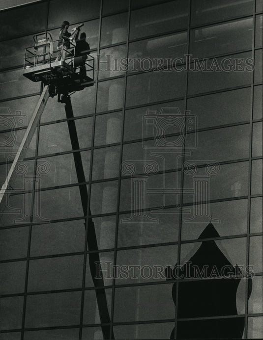 1991 Press Photo Ace Janitor Service employee Randy Owens in Bradley Center-Historic Images