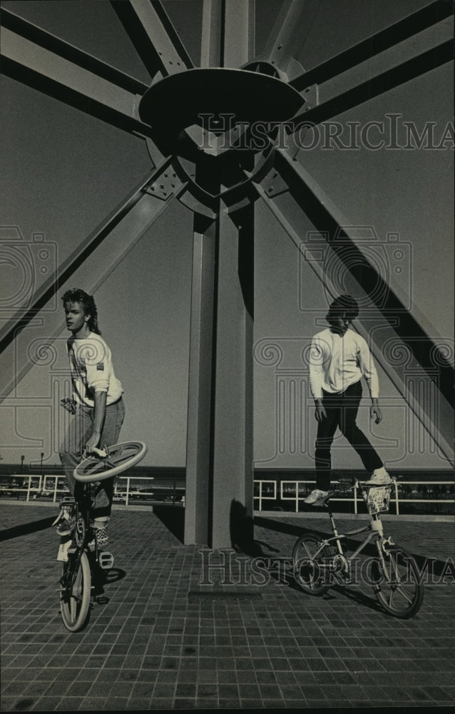 1986 Press Photo Jeff Hojnacki &amp; Dan Mystrow freewheeling -sunburst sculpture-Historic Images