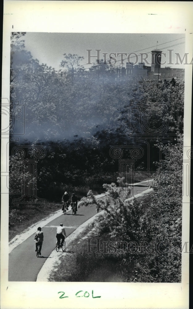 1979 Press Photo Bikers moved along picturesque wooded pathway near Lafayette - Historic Images