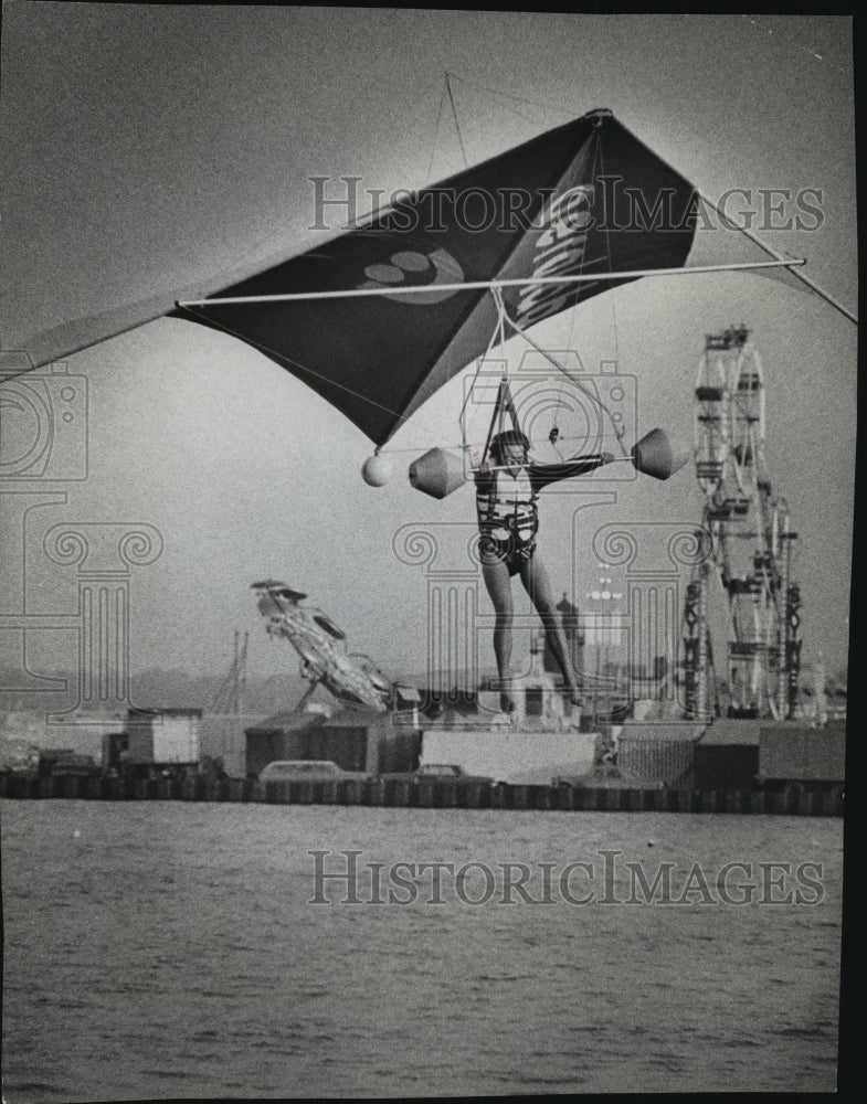 1974 Press Photo A hang glider floated over the water just before a splashdown - Historic Images