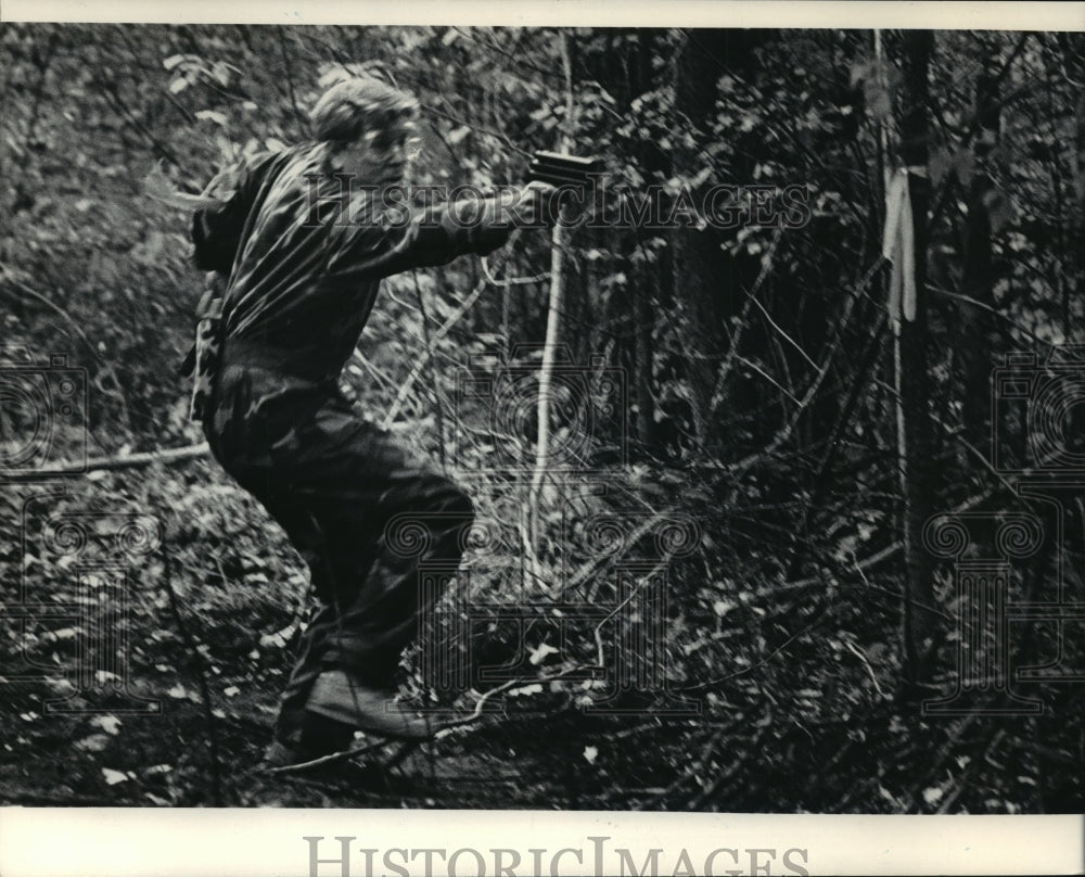 1985 Press Photo Participant fired a shot as he ram along a flag-marked boundary - Historic Images