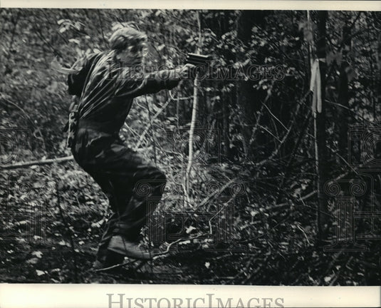 1985 Press Photo Participant fired a shot as he ram along a flag-marked boundary - Historic Images