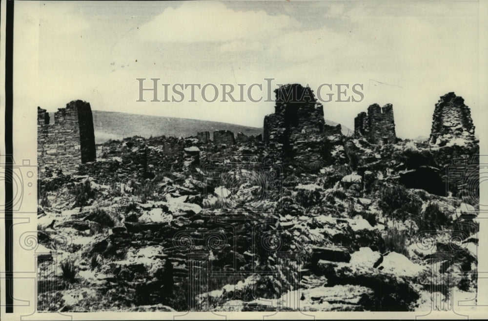 1975 Press Photo Ruins were discovered in the Andes at the 12,000 foot altitude - Historic Images