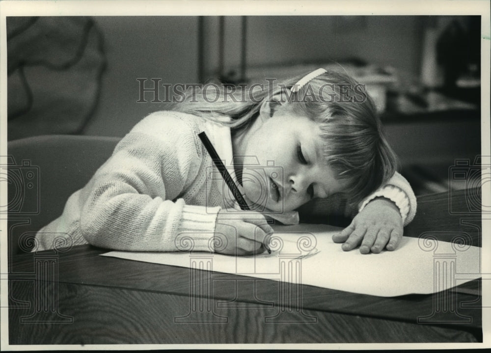 1985 Press Photo Erin Oimoen, 3, concentrated on a drawing during class-Historic Images