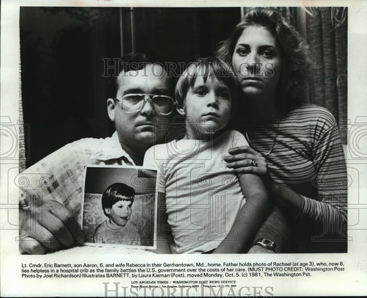1981 Press PhotoEric Barnett with wife, Rebecca, son, Aaron & picture of Rachael - Historic Images