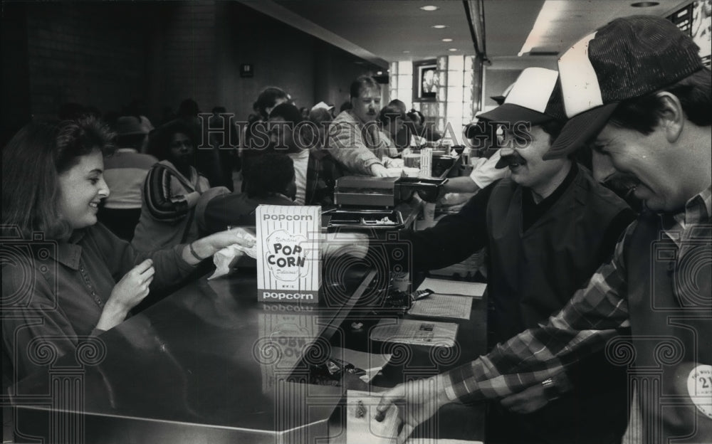 1988 Press Photo Volunteers staff concession stands at the Bradley Center - Historic Images